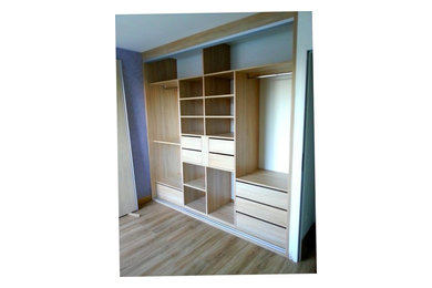 Foto de dormitorio principal clásico de tamaño medio con suelo de madera clara