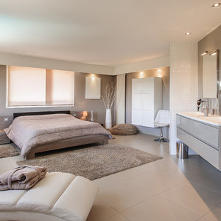 Cette photo montre une grand chambre parentale tendance avec un mur beige, un sol en carrelage de céramique et aucune cheminée.