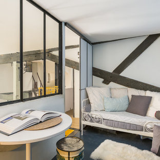 Diseño de dormitorio tipo loft, urbano, sin chimenea, con paredes azules y suelo negro