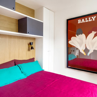 Kleines Modernes Hauptschlafzimmer mit weißer Wandfarbe und hellem Holzboden in Paris