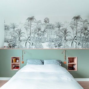 Cette image montre une chambre design avec un mur multicolore, un sol en bois brun, un sol marron et du papier peint.