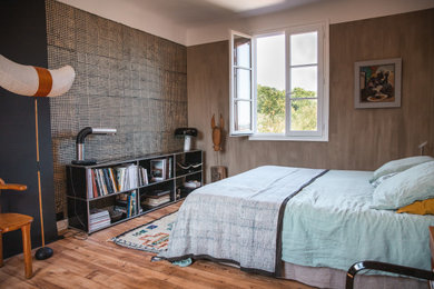 Idée de décoration pour une chambre design en bois avec un mur gris, un sol en bois brun et un sol marron.