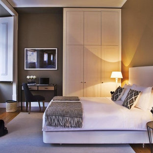 Idées déco pour une grand chambre parentale classique avec un mur marron, un sol en bois brun et aucune cheminée.