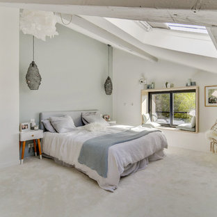 Imagen de dormitorio principal, moderno, grande, con paredes blancas, moqueta, chimenea tradicional, marco de chimenea de metal y suelo blanco