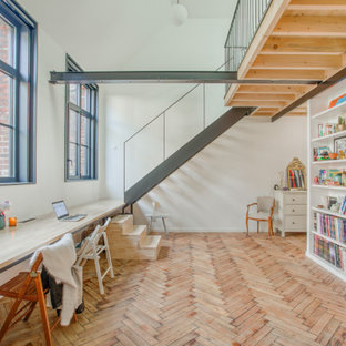 Cette image montre une chambre design avec un mur blanc et un sol beige.