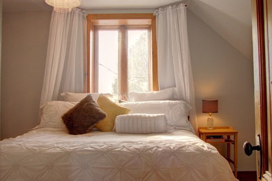 モントリオールにあるカントリー風のおしゃれな主寝室 (グレーの壁、無垢フローリング) のインテリア