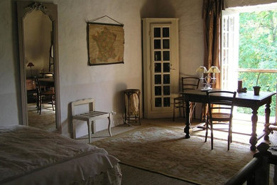 Réalisation d'une chambre tradition avec parquet en bambou et un sol beige.