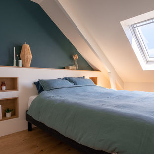 Ispirazione per una camera da letto nordica con pareti verdi, parquet chiaro e nessun camino
