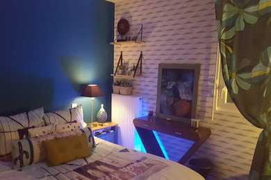 パリにある中くらいなコンテンポラリースタイルのおしゃれな主寝室 (白い壁、淡色無垢フローリング、暖炉なし、茶色い床) のインテリア