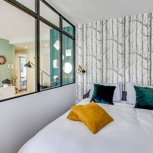 Aménagement d'une chambre contemporaine avec un mur blanc.