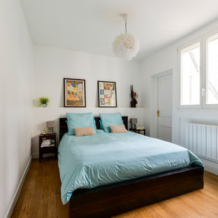 Aménagement d'une chambre parentale classique de taille moyenne avec un mur blanc, un sol marron, un sol en bois foncé et aucune cheminée.