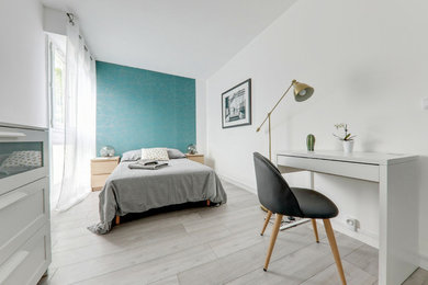 Diseño de habitación de invitados actual de tamaño medio con paredes verdes, suelo de madera clara y suelo beige