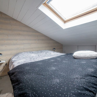 Foto de dormitorio tipo loft, actual, con paredes negras y suelo de cemento