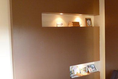 Aménagement d'une chambre parentale contemporaine avec un mur marron, aucune cheminée et un sol beige.