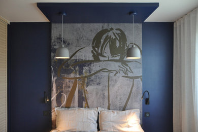 Idées déco pour une chambre avec un mur bleu et parquet clair.