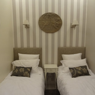 Foto de dormitorio principal, tradicional renovado, pequeño, con paredes beige y suelo de travertino