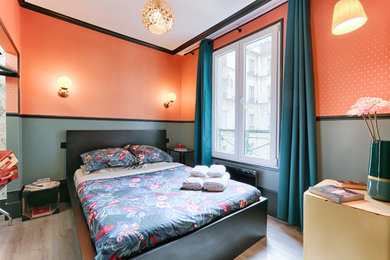 Cette photo montre une chambre d'amis chic de taille moyenne avec un mur multicolore, sol en stratifié, aucune cheminée et un sol gris.