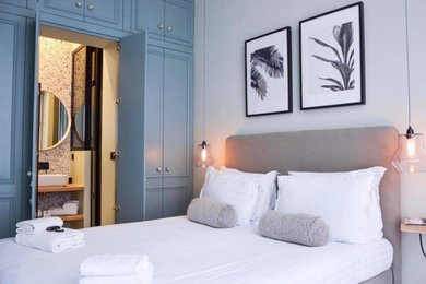 パリにある中くらいなコンテンポラリースタイルのおしゃれな主寝室 (グレーの壁、淡色無垢フローリング、暖炉なし、ベージュの床)