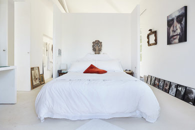 他の地域にある広いモダンスタイルのおしゃれな主寝室 (白い壁、コンクリートの床、白い床)