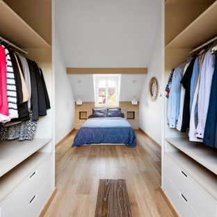 Idées déco pour une chambre contemporaine avec un mur blanc, un sol en bois clair, un sol beige et un plafond voûté.