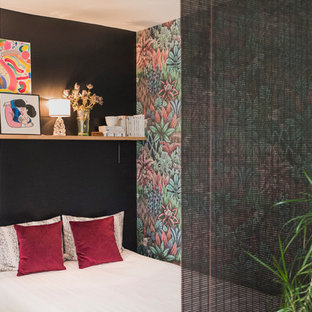Modelo de dormitorio tradicional renovado, pequeño, con paredes negras, suelo de madera pintada y suelo azul