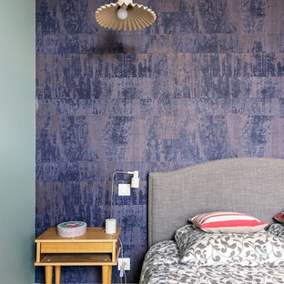 Cette photo montre une chambre parentale tendance de taille moyenne avec un mur violet, un sol en bois clair et aucune cheminée.