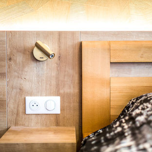 Modelo de dormitorio principal, moderno, de tamaño medio, sin chimenea, con paredes azules, suelo laminado y suelo violeta