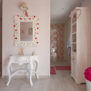 Esempio di una grande camera matrimoniale country con pareti rosa, pavimento con piastrelle in ceramica, nessun camino e pavimento beige