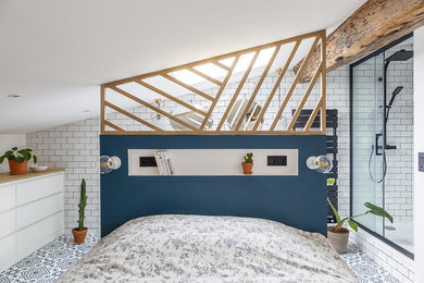Diseño de dormitorio nórdico con paredes blancas, suelo de madera clara y suelo azul