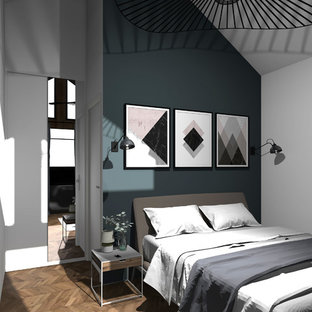 Imagen de dormitorio principal, clásico, de tamaño medio, sin chimenea, con paredes blancas, suelo de linóleo y suelo marrón