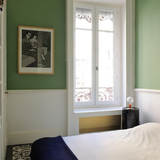 Foto de dormitorio principal, clásico renovado, pequeño, sin chimenea, con paredes verdes y suelo de baldosas de cerámica