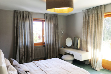 Réalisation d'une chambre avec moquette design avec un mur gris et un sol bleu.