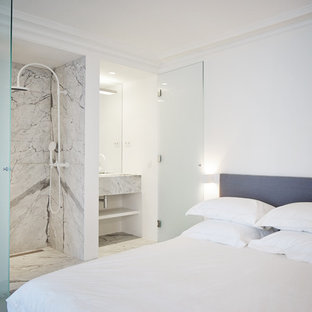 Cette photo montre une chambre d'amis tendance de taille moyenne avec un mur blanc et aucune cheminée.