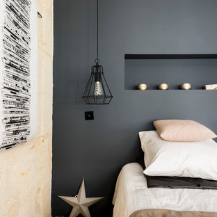 Inspiration för ett mellanstort minimalistiskt huvudsovrum, med blå väggar och ljust trägolv