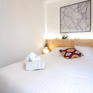 Foto de dormitorio principal, contemporáneo, pequeño, con paredes blancas, suelo de linóleo y suelo gris