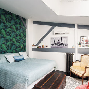 Aménagement d'une chambre parentale éclectique de taille moyenne avec un sol en carrelage de céramique, un sol noir et un mur vert.