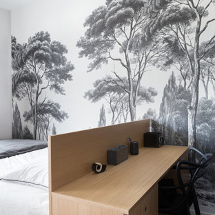 Foto de dormitorio nórdico, pequeño, con paredes negras, suelo de madera en tonos medios y suelo beige