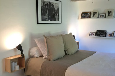Imagen de dormitorio principal clásico renovado grande con paredes blancas, suelo de baldosas de terracota y suelo multicolor