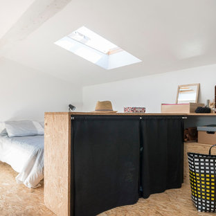Idéer för att renovera ett skandinaviskt sovrum, med vita väggar, plywoodgolv och beiget golv