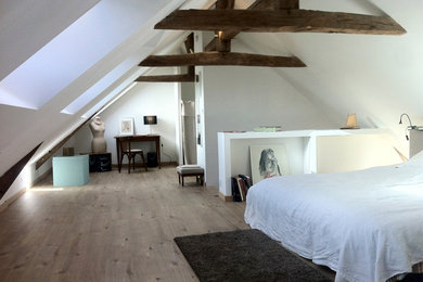 レンヌにある広いコンテンポラリースタイルのおしゃれな主寝室 (白い壁、淡色無垢フローリング) のインテリア