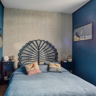 Ejemplo de dormitorio principal, bohemio, de tamaño medio, con paredes azules, tatami y suelo beige