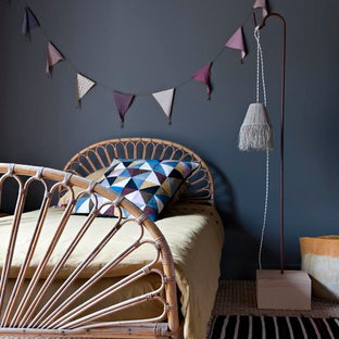 Exemple d'une chambre avec moquette tendance avec un mur noir.