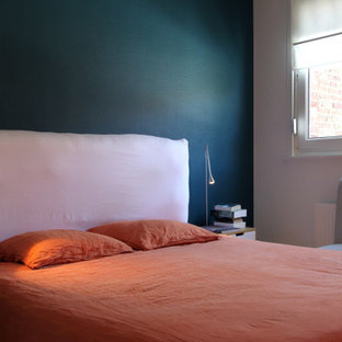 Foto de habitación de invitados mediterránea, de tamaño medio, con paredes blancas, suelo de madera pintada y suelo blanco
