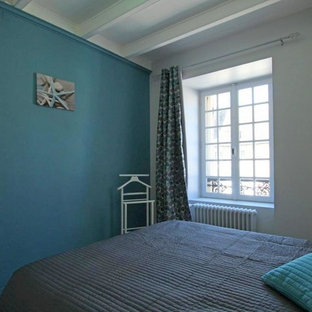 Imagen de dormitorio principal, marinero, de tamaño medio, sin chimenea, con paredes multicolor, suelo de linóleo y suelo gris