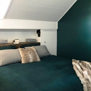 Diseño de dormitorio principal, rural, de tamaño medio, sin chimenea, con paredes azules, suelo de madera oscura y suelo marrón