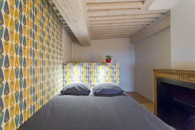 Cette image montre une chambre parentale de taille moyenne avec un mur blanc, parquet clair et un sol beige.