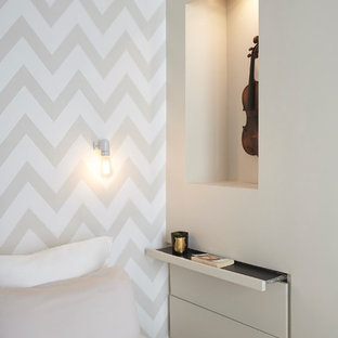 Imagen de dormitorio principal, contemporáneo, pequeño, con paredes beige y suelo de madera pintada