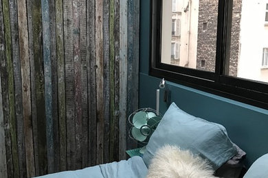 На фото: спальня в стиле фьюжн с синими стенами и паркетным полом среднего тона с