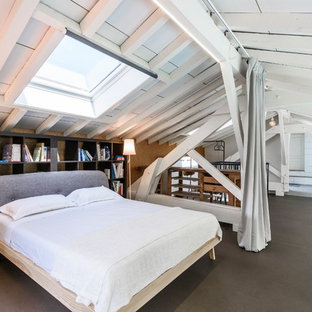 Idée de décoration pour une grand chambre parentale design avec un mur blanc, un sol gris et un sol en vinyl.