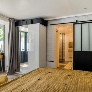Diseño de dormitorio principal, urbano, de tamaño medio, con paredes blancas, suelo de linóleo y suelo gris